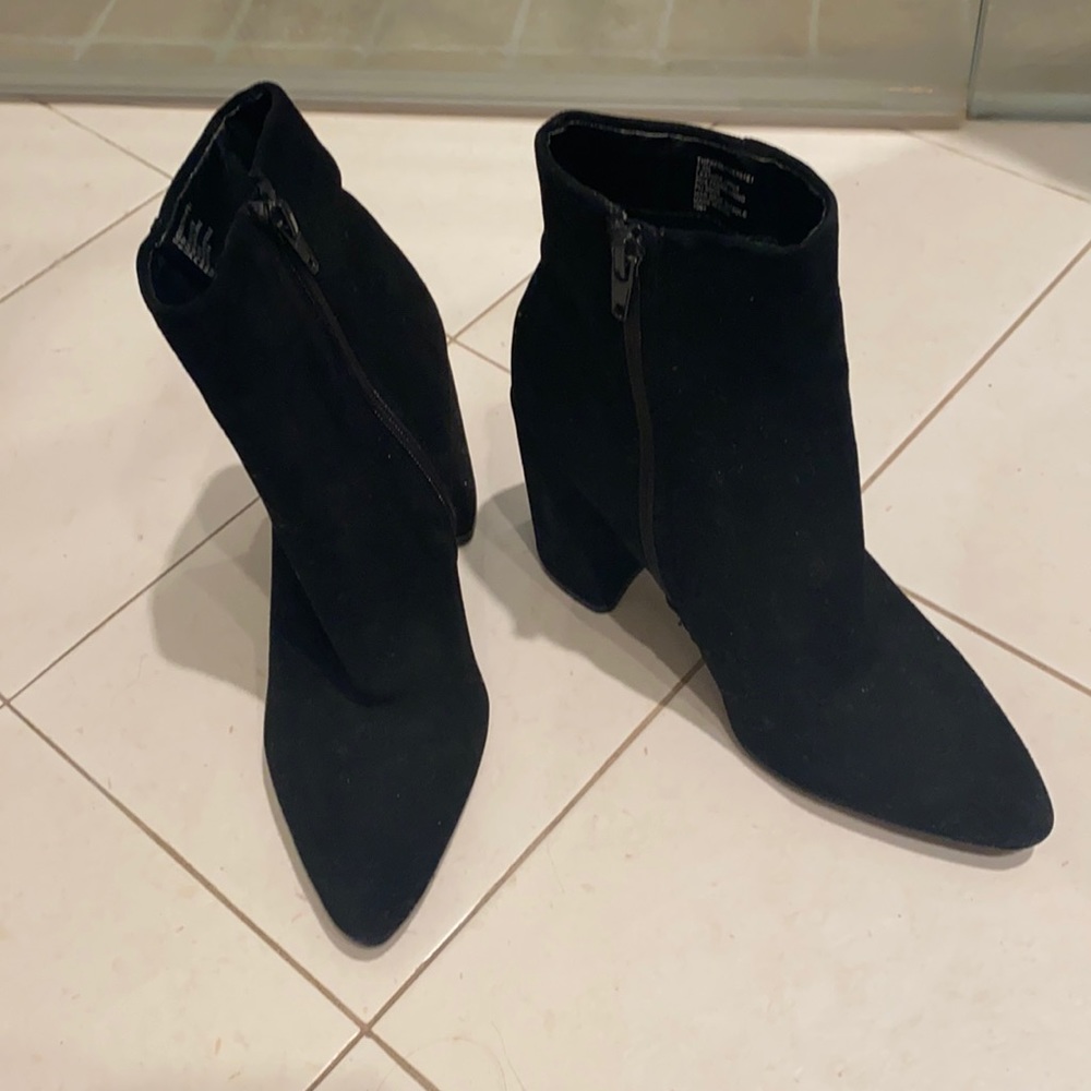 Steve Madden black suede  zip up  booty